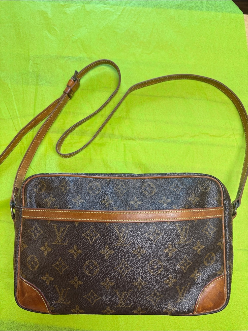 80’s Vintage Louis Vuitton Trocadero 27 Brown Monogram crossbody Bag